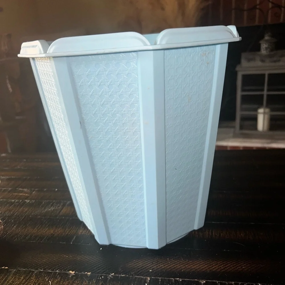 Vintage Rubbermaid Wastebasket Trash Can Blue #2945 Basket Weave Octagon 80's.